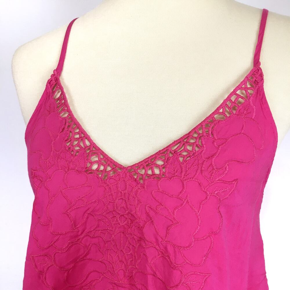 Lush magenta pink floral embroidered cropped tank top Size Medium
